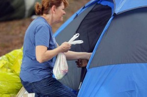 NAMB staff member Deborah McCutchen delivers a sack lunch to a person living in a tent under one of Atlanta's many overpasses. McCutchen was one of 130 NAMB staff members who participated in the entity's annual Day of Service.  Photo by John Swain/NAMB. 