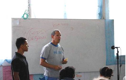 Derek Staples, in a mission trip to Honduras, speaks about "3 Circles" as a way to convey the Gospel.  Photo courtesy of First Baptist Church, Jacksonville, Ala.